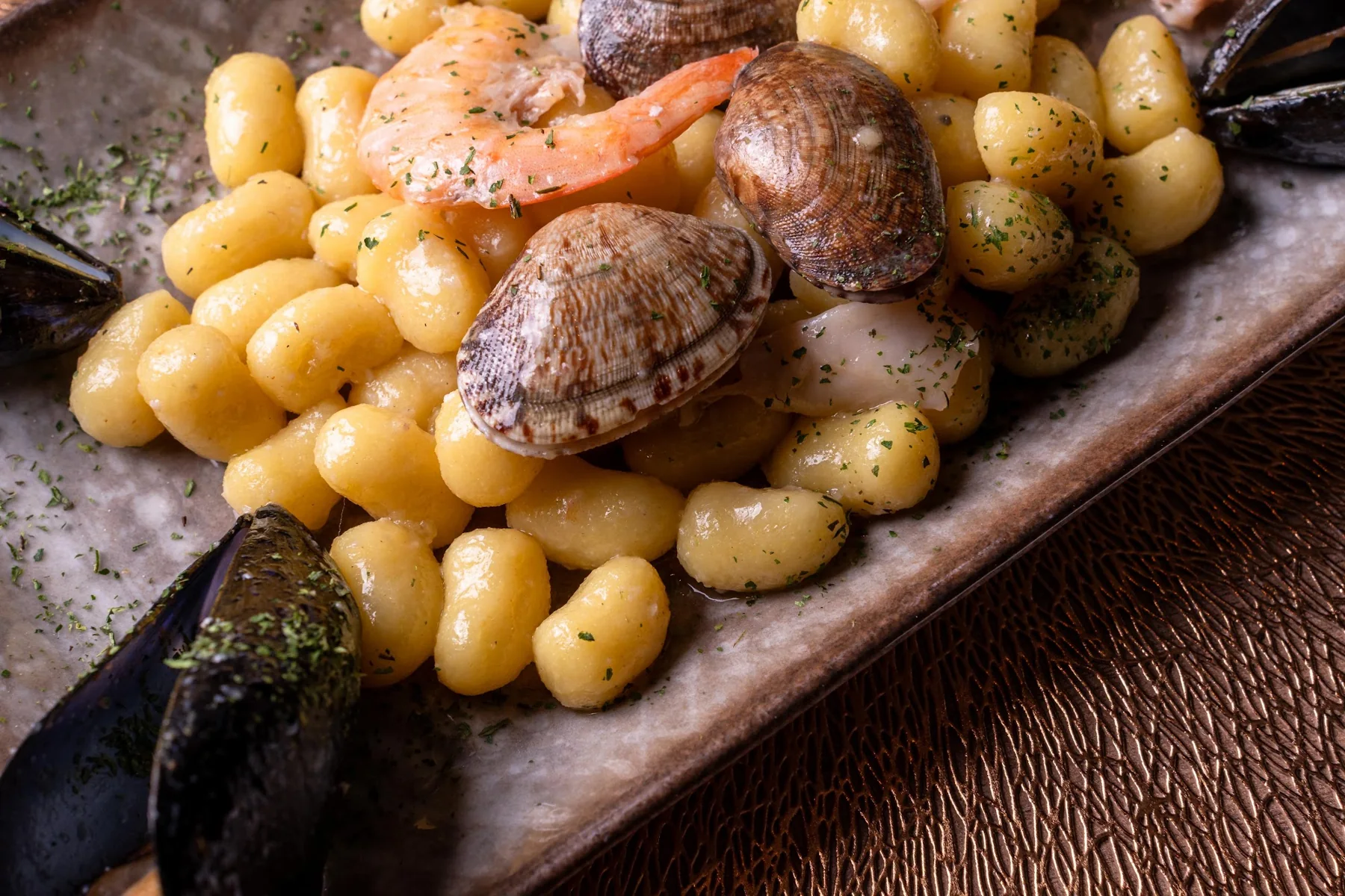 Piatto di mare Rogà con cozze, vongole e crostacei