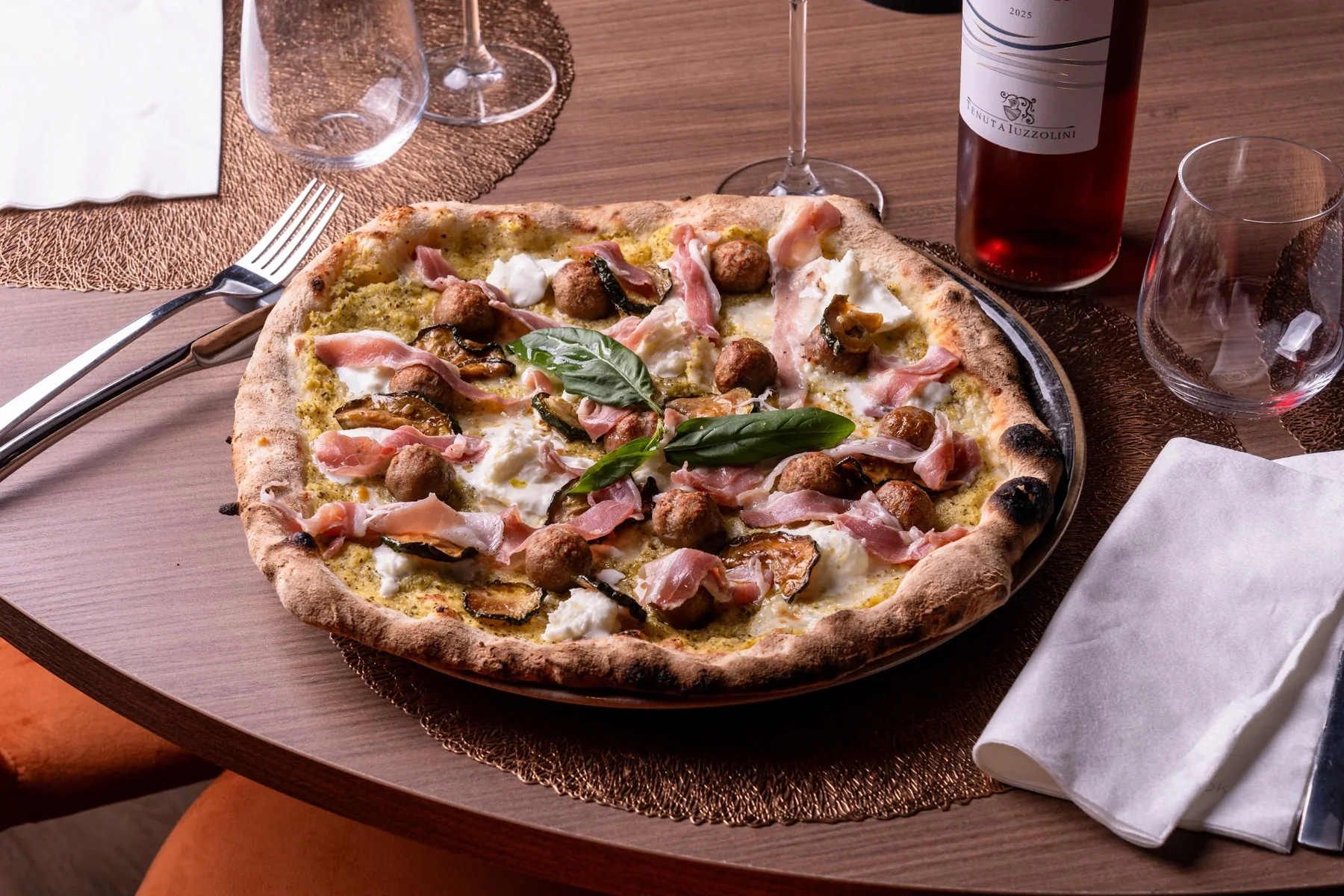 Pizza Rogà con basilico e ingredienti della casa