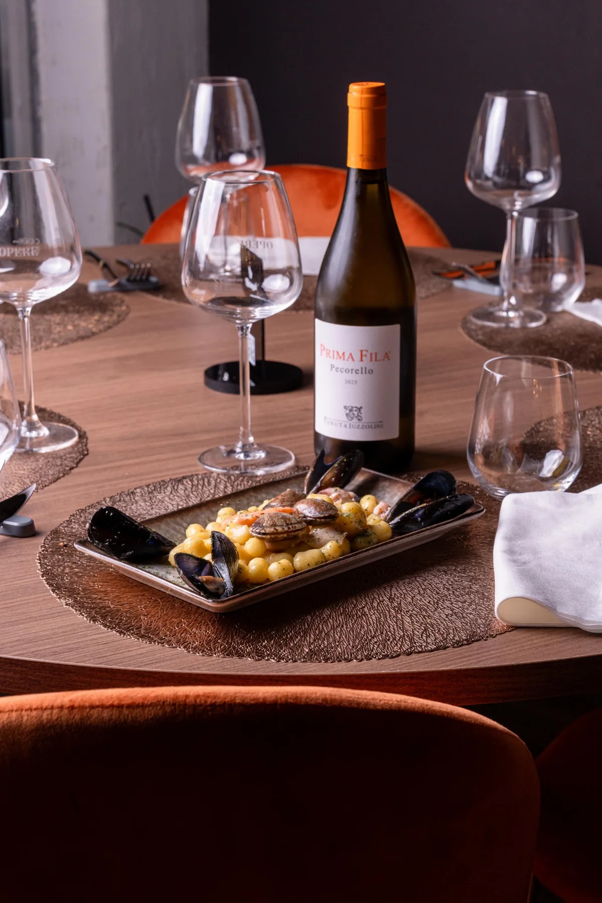 Un piatto di mare con un calice di vino da Rogà